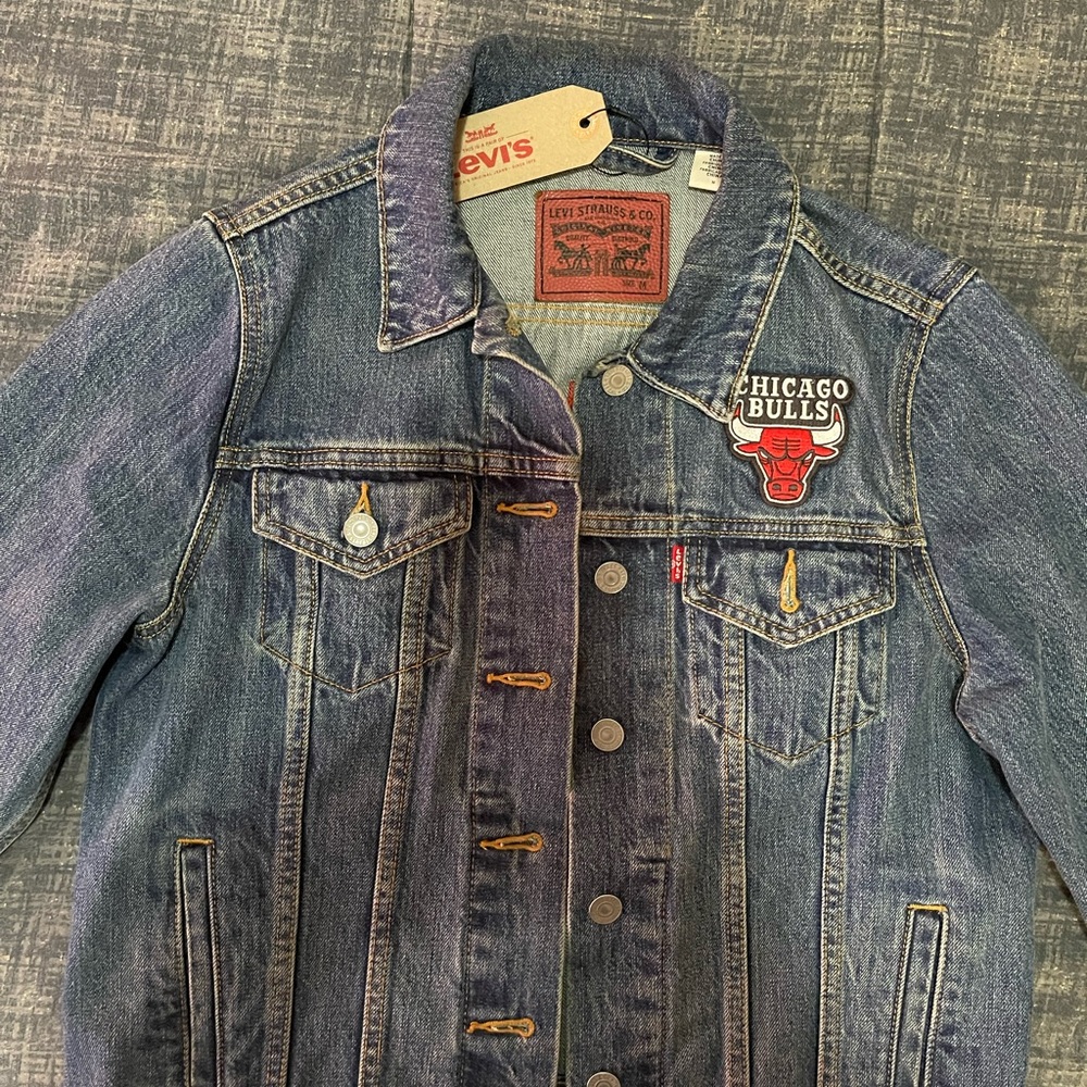 Unisex Levi’s Jackets
Licensed NFL, NBA and MLB Sport Teams Levi Jackets $75 - Picture 7 of 9